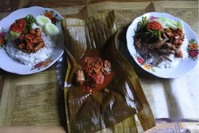 Kuliner tongseng belut dan pepes uling khas Banyuwangi. (Foto: Ardian Fanani) Kuliner tongseng belut dan pepes uling khas Banyuwangi. (Foto: Ardian Fanani)