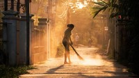 Jika traveler memperhatikan, sebagian besar rumah di Vietnam memiliki altar yang didedikasikan untuk leluhur yang telah meninggal. Lalu akan dihias dengan ornamen dan bunga berwarna kuning (Rehahn/BBC Travel)