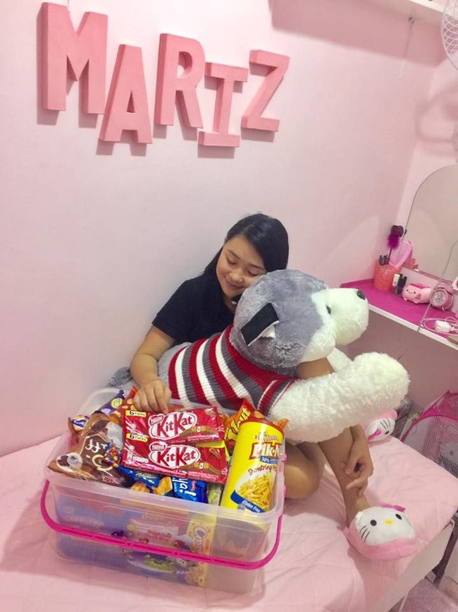 Tidak sampai di situ, Giearson pun menghadiahkan sekotak camilan favorit sang kekasih. So sweet! Foto: Facebook /Giearson Agapito Genova