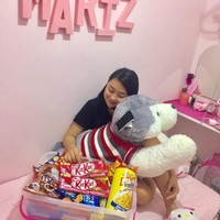 Tidak sampai di situ, Giearson pun menghadiahkan sekotak camilan favorit sang kekasih. So sweet! Foto: Facebook /Giearson Agapito Genova