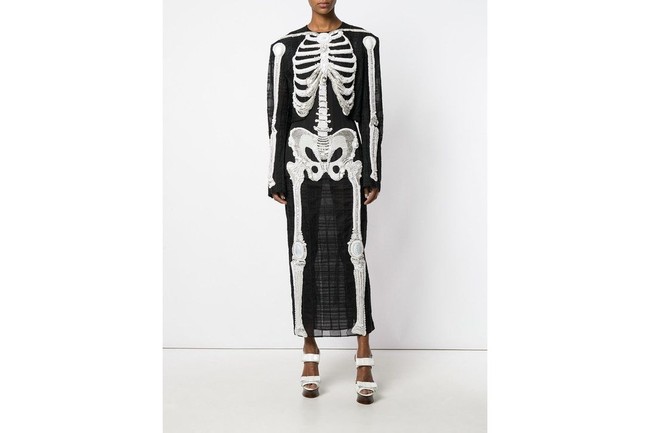 Halloween mungkin masih lama, namun jika Anda lelah dengan kostum-kostum murah, coba lirik dress kerangka manusia dari Thom Browne satu ini. Dibuat di Italia, tulang-tulang itu dihiasi kristal, yang akan membuat kostum tengkorakmu paling bersinar dari yang lain. Untuk memilikinya, Anda harus merogoh kocek US$ 22,250 atau Rp 306 jutaan. Foto: Ist.