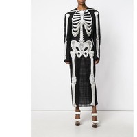 Halloween mungkin masih lama, namun jika Anda lelah dengan kostum-kostum murah, coba lirik dress kerangka manusia dari Thom Browne satu ini. Dibuat di Italia, tulang-tulang itu dihiasi kristal, yang akan membuat kostum tengkorakmu paling bersinar dari yang lain. Untuk memilikinya, Anda harus merogoh kocek US$ 22,250 atau Rp 306 jutaan. Foto: Ist.