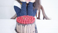 Gadis berusia 21 tahun ini terlihat sedang berfoto dengan kue cantik. Kue cokelat dipadu dengan lelehan saus cokelat dan juga raspberry diatasnya jadi sajian dessert yang enak. Foto: Instagram @aruanmarsha