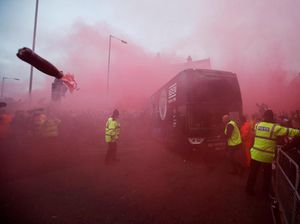 Fans Liverpool Berniat Menyambut, Man City Malah Khawatir Dilempari Lagi