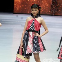 Desainer Anne Avantie memamerkan kebaya modern terbarunya di Indonesia Fashion Week 2018 dalam fashion show bertema Sekarayu Sriwedari’ yang digelar di Jakarta Convention Center, Senayan, Kamis [29/3/2018]. [Foto: Mohammad Abduh/Wolipop]