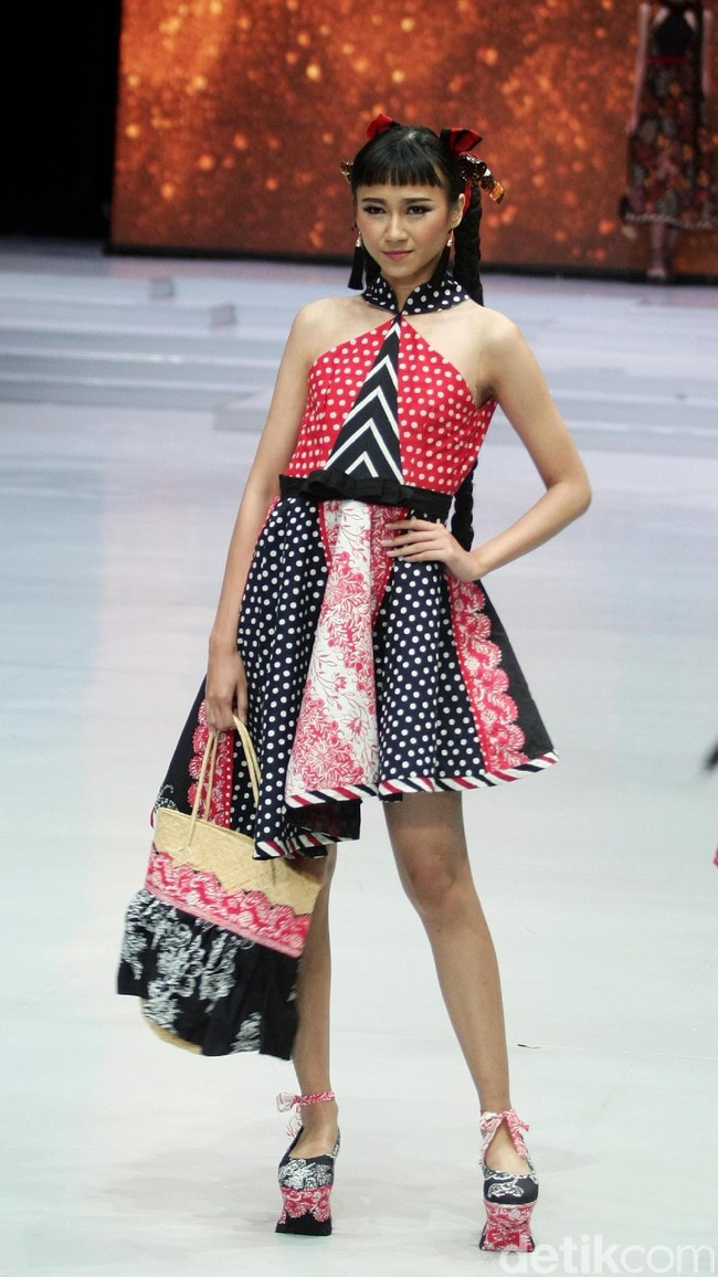 Desainer Anne Avantie memamerkan kebaya modern terbarunya di Indonesia Fashion Week 2018 dalam fashion show bertema Sekarayu Sriwedari’ yang digelar di Jakarta Convention Center, Senayan, Kamis [29/3/2018]. [Foto: Mohammad Abduh/Wolipop]