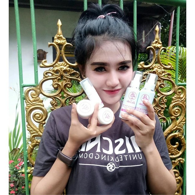  Oza juga sering diminta untuk jadi model endorse beberapa produk perawatan kecantikan. Foto: Instagram