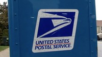 Petugas investigasi layanan pos menemukan puluhan kantong surat di gudang halaman belakang rumah Long Island, seorang tukang pos di New York, Amerika Serikat.  (Foto: Dok. ABC News)