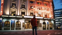 Alex Oxlade-Chamberlain terlalu tampil stylish saat jalan-jalan. Ini gayanya saat di jalanan London (alexoxchamberlain/Instagram)