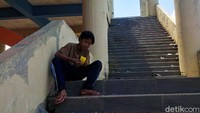 Ada dua jalur untuk menaiki gedung yang tingginya sekitar 50 meter tersebut, satu di sisi kanan gedung berupa tangga berundak, satu lagi di sisi kiri gedung dengan permukaan datar.