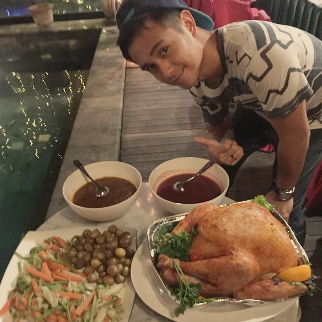 Gaya Makan Pesinetron Ajun Perwira hingga Meme Anak Kos yang Kocak