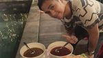 Ini Gaya si Kece Ajun Perwira Saat Bakar Sate dan Makan Burger