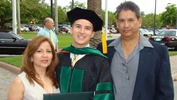 Joel bisa melihat rasa sakit pasiennya.