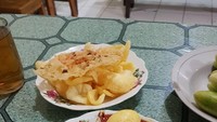 Lihat, nasi uduk Betawi ini ada campuran semur jengkol dengan paduan kikil, tahu dan bihun yang disiram dengan sambal makin enak disajikan dengan kerupuk renyah. Foto: Istimewa