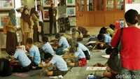 Mereka juga unjuk kebolehan dalam mewarnai.