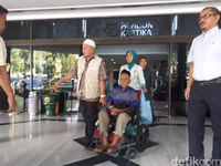 Nyak Sandang bersiap berangkat ke Hanggar Garuda Indonesia