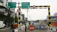 Sejumlah mengerjakan protyek Underpass Matraman di Jakarta, Kamis (5/4). Underpass Matraman ini menghubungkan Jalan Tambak Jakarta Pusat ke Jalan Pramuka/Rawamangun Jakarta Timur. Lalu di bagian tengah underpass terdapat cabang untuk kendaraan mengarah ke Kampung Melayu, Jatinegara, Jakarta Timur.