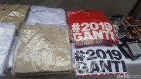 Terlihat kaus bertuliskan #2019GantiPresiden ada 3 variasi warna yang berbeda, yaitu warna merah, putih, dan hitam.