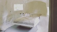 Terdapat kasur, kamar mandi, pemanas ruangan, serta jendela untuk kenyamanan yang menginap. Ruangan didominasi warna putih (sannevoets/ Instagram)