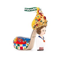 Bagi yang suka tampil beda, stiletto unik keluaran Dolce & Gabbana tentu akan jadi favorit. Bagian hak tingginya berbentuk wanita Sicily yang dihiasi berbagai batuan di atasnya. Yang satu ini dijual US$ 4.495 atau Rp 62 juta. Foto: Ist.