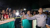 Saat ini polisi sudah berada di lokasi. Garis polisi juga telah dipasang di sekitar rumah.
