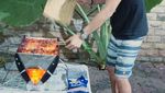 Ini Gaya si Kece Ajun Perwira Saat Bakar Sate dan Makan Burger