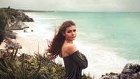 Di belakang Pamela, ada pantai cantik di Tulum, Meksiko. Kota pesisir ini memang jadi destinasi wisata bahari favorit turis. (Pamela Reif/Instagram)
