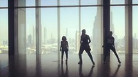 Bersama kedua anaknya Alisah dan Renee yang juga hobi menari. Kurang apa lagi kecenya ibu dua anak ini? (Foto: Instagram/sushmitasen47)
