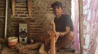 Kelompok kedua adalah para perajin dan pengukir golok yang memproduksi beraneka ragam jenis dan ukuran golok sampai diperjualbelikan ke pasar atau melalui pesanan. Untuk kelompok ini, ada seratusan orang di satu desa.