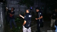 Polisi melakukan olah TKP.