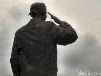 Patung Jenderal Sudirman bolong / 