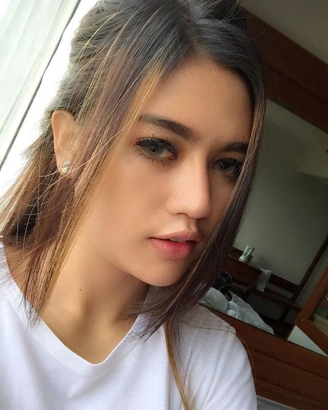 Mengenakan makeup natural dengan soflens dan perona bibir pink, Oza terlihat cantik dan memukau. Foto: Instagram