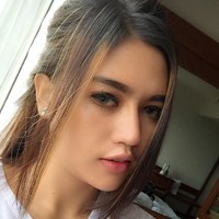 Mengenakan makeup natural dengan soflens dan perona bibir pink, Oza terlihat cantik dan memukau. Foto: Instagram