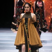 Desainer Anne Avantie memamerkan kebaya modern terbarunya di Indonesia Fashion Week 2018 dalam fashion show bertema Sekarayu Sriwedari’ yang digelar di Jakarta Convention Center, Senayan, Kamis [29/3/2018]. [Foto: Mohammad Abduh/Wolipop]