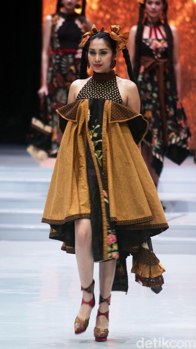 Desainer Anne Avantie memamerkan kebaya modern terbarunya di Indonesia Fashion Week 2018 dalam fashion show bertema Sekarayu Sriwedari’ yang digelar di Jakarta Convention Center, Senayan, Kamis [29/3/2018]. [Foto: Mohammad Abduh/Wolipop]