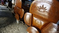 Untuk jenis peti mati tradisional standar dewasa dengan bahan kayu jati dibandrol Rp 15 - 20 juta lengkap dengan perlengkapan rumah-rumahan, mobil-mobilan khusus bagi penganut tradisi Tionghoa ditambah prosesi pemakaman.