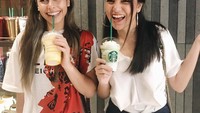 Hang out bareng, Valerie Thomas dan Marsha Aruan sedang asyik menikmati Starbucks. Seger ya! Foto: Instagram @aruanmarsha