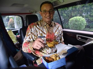 Saat Anies Pamer Makan Rendang Tidak Crispy