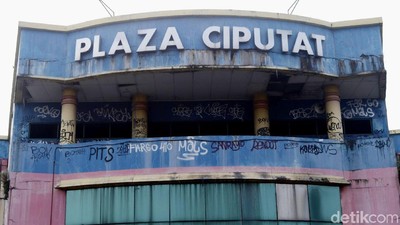 Foto: Kondisi Plaza Ciputat Memprihatinkan