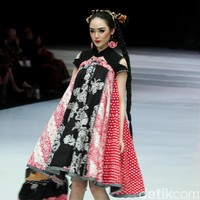 Desainer Anne Avantie memamerkan kebaya modern terbarunya di Indonesia Fashion Week 2018 dalam fashion show bertema Sekarayu Sriwedari’ yang digelar di Jakarta Convention Center, Senayan, Kamis [29/3/2018]. [Foto: Mohammad Abduh/Wolipop]