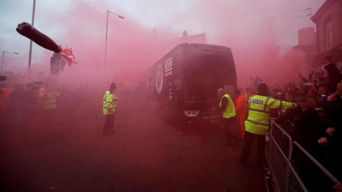 Bus Manchester City dilempari oleh suporter Liverpool menjelang pertandingan (Foto: Carl Recine/Action Images via Reuters)