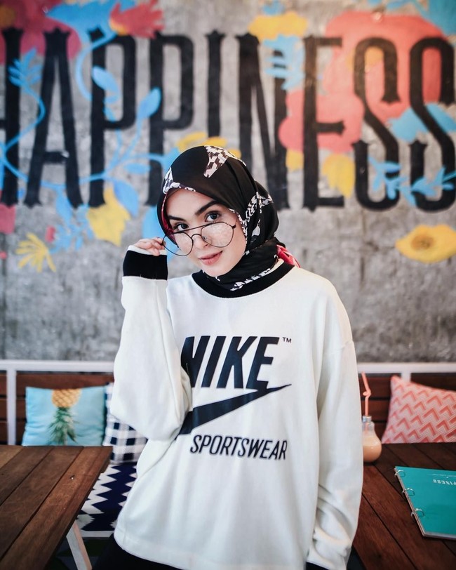 Di kesempatan lain, Vebby Palwinta tampil kasual dengan sweater dari Nike dipadukan dengan hijab motif segi empat. Penampilannya ini bisa jadi inspirasi untuk hijabers muda yang ingin tampil sesuai usianya. Foto: Instagram Vebby Palwinta