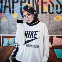 Di kesempatan lain, Vebby Palwinta tampil kasual dengan sweater dari Nike dipadukan dengan hijab motif segi empat. Penampilannya ini bisa jadi inspirasi untuk hijabers muda yang ingin tampil sesuai usianya. Foto: Instagram Vebby Palwinta