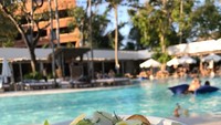 Sedang berada di Bali, kekasih El Rumi ini justru memilih untuk menikmati semangkuk salad. Foto: Instagram @aruanmarsha