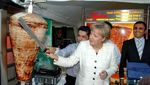 Angela Merkel, Wanita Paling Berpegaruh di Dunia Ternyata Doyan Makan Kebab