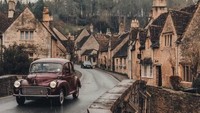 Inilah mobil Morris Minor keluaran tahun 1968 milik pasangan traveler Mona Jones (24) dan Aaron Gibson (25). Warnanya burgundy, dan kece parah. (@monalogue/Instagram)
