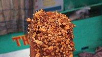 Disebut es goyang karena penjual harus menggoyangkan gerobak agar adonan es mengeras. Es berbahan santan ini biasanya dicelupkan saus cokelat dan diberi remahan kacang tanah. Nyam nyamm! Foto: Instagram nurmalitaf