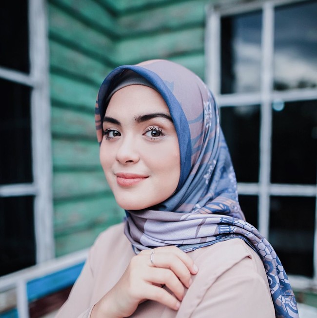 Selain gaya hijab yang sederhana, Vebby Palwinta juga jarang tampil dengan make up yang tebal. Penampilan natural yang sesuai dengan usianya ini membuatnya tampil lebih cantik. Foto: Instagram Vebby Palwinta