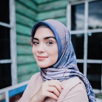 Selain gaya hijab yang sederhana, Vebby Palwinta juga jarang tampil dengan make up yang tebal. Penampilan natural yang sesuai dengan usianya ini membuatnya tampil lebih cantik. Foto: Instagram Vebby Palwinta