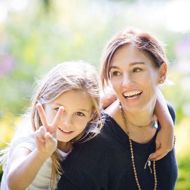 Amy terlihat jarang memakai makeup tebal. Wajahnya hanya dipoles makeup tipis. Mungkin gaya riasannya yang membuat wajahnya tidak terlalu berubah dari dulu sampai sekarang. Foto: Instagram